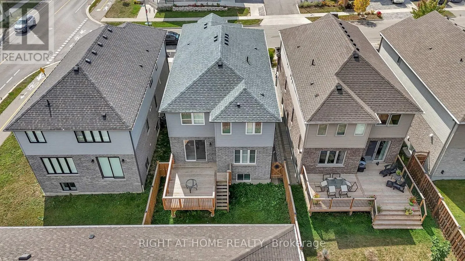 321 CARRIAGE WAY