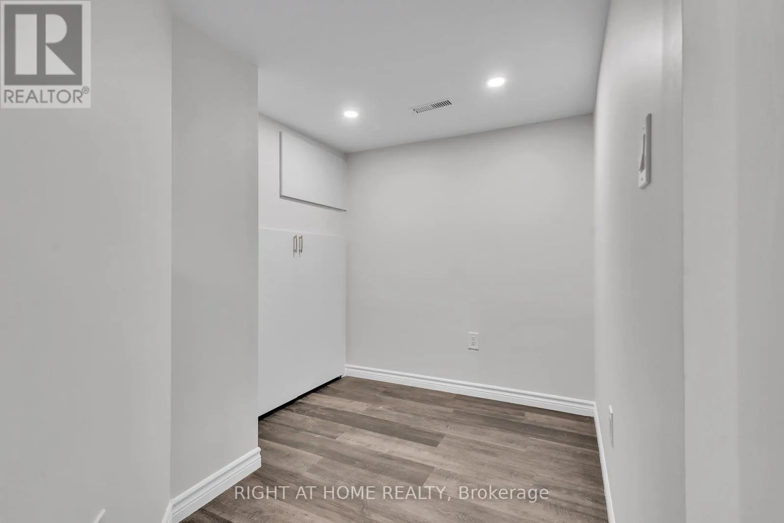 321 CARRIAGE WAY