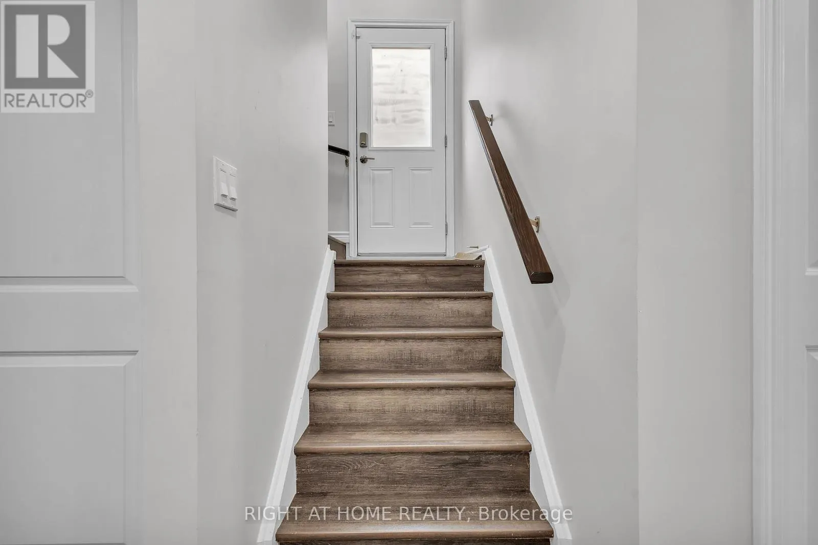 321 CARRIAGE WAY