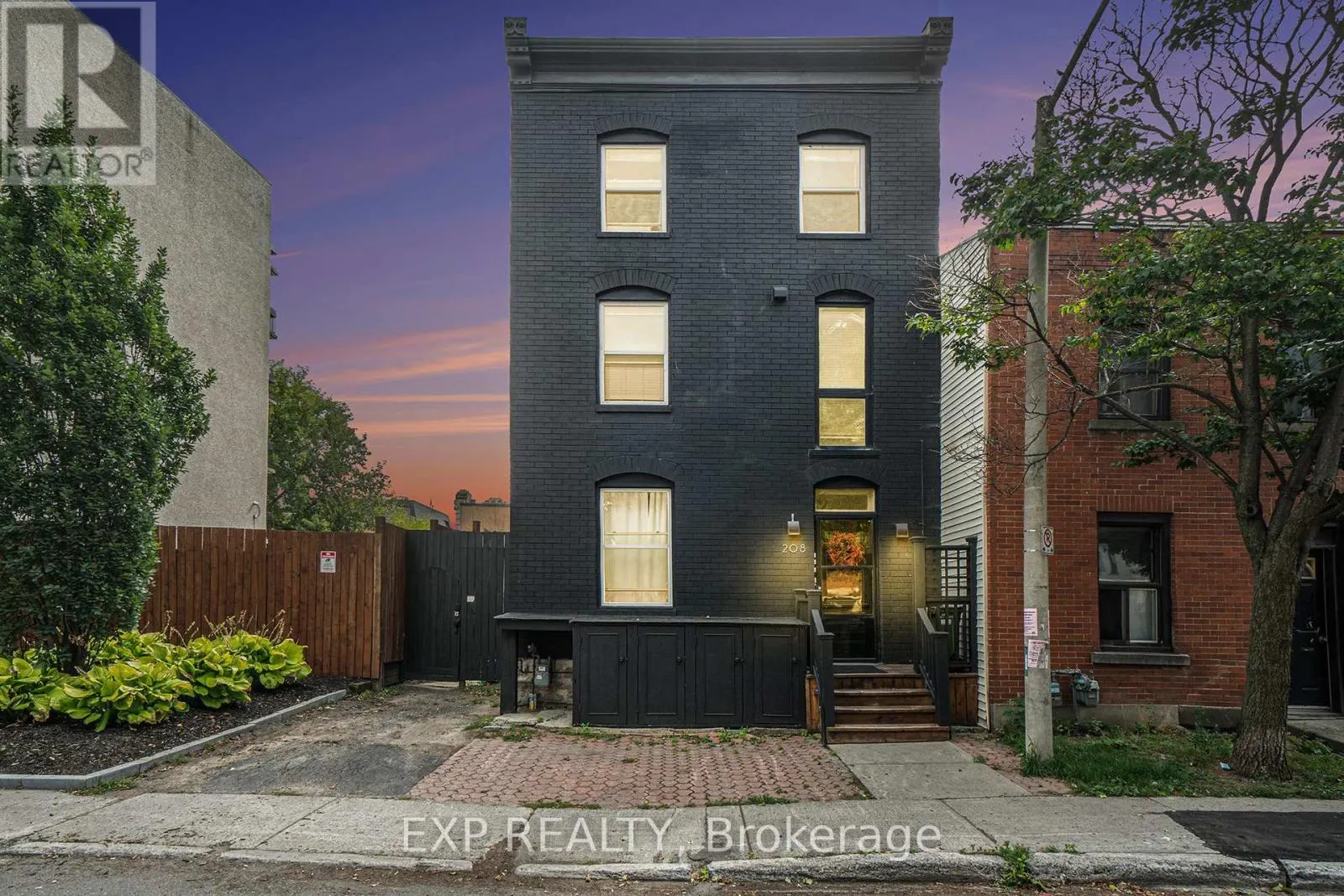 208 CLARENCE STREET