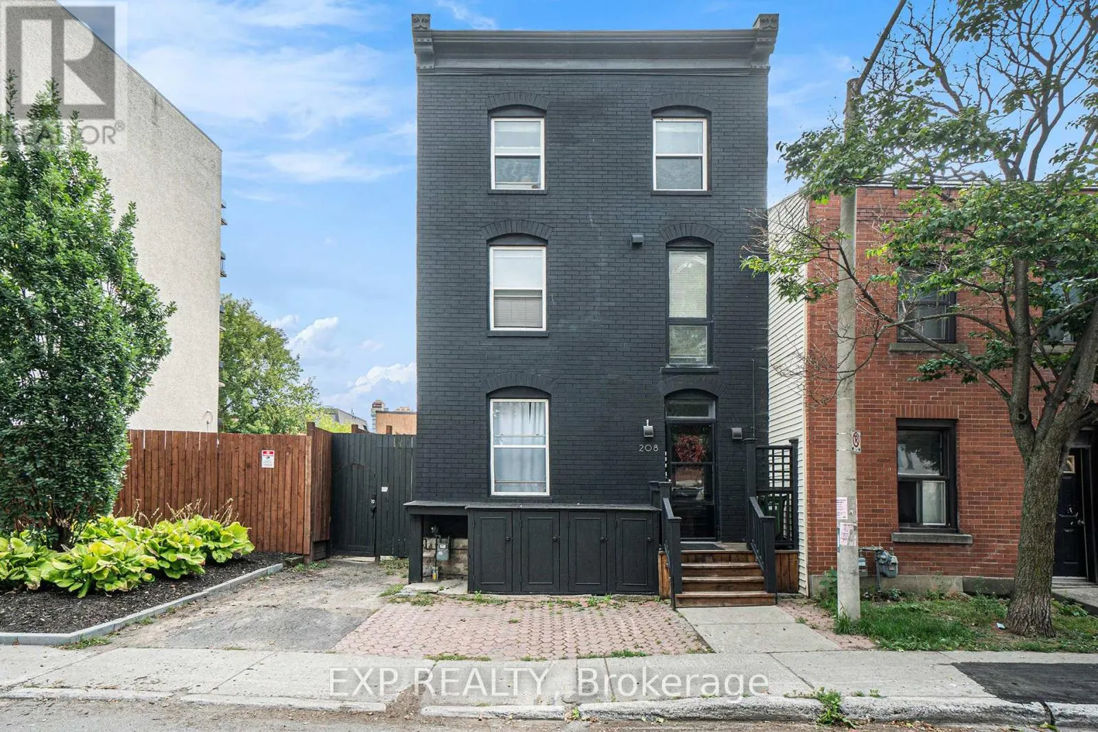 208 CLARENCE STREET