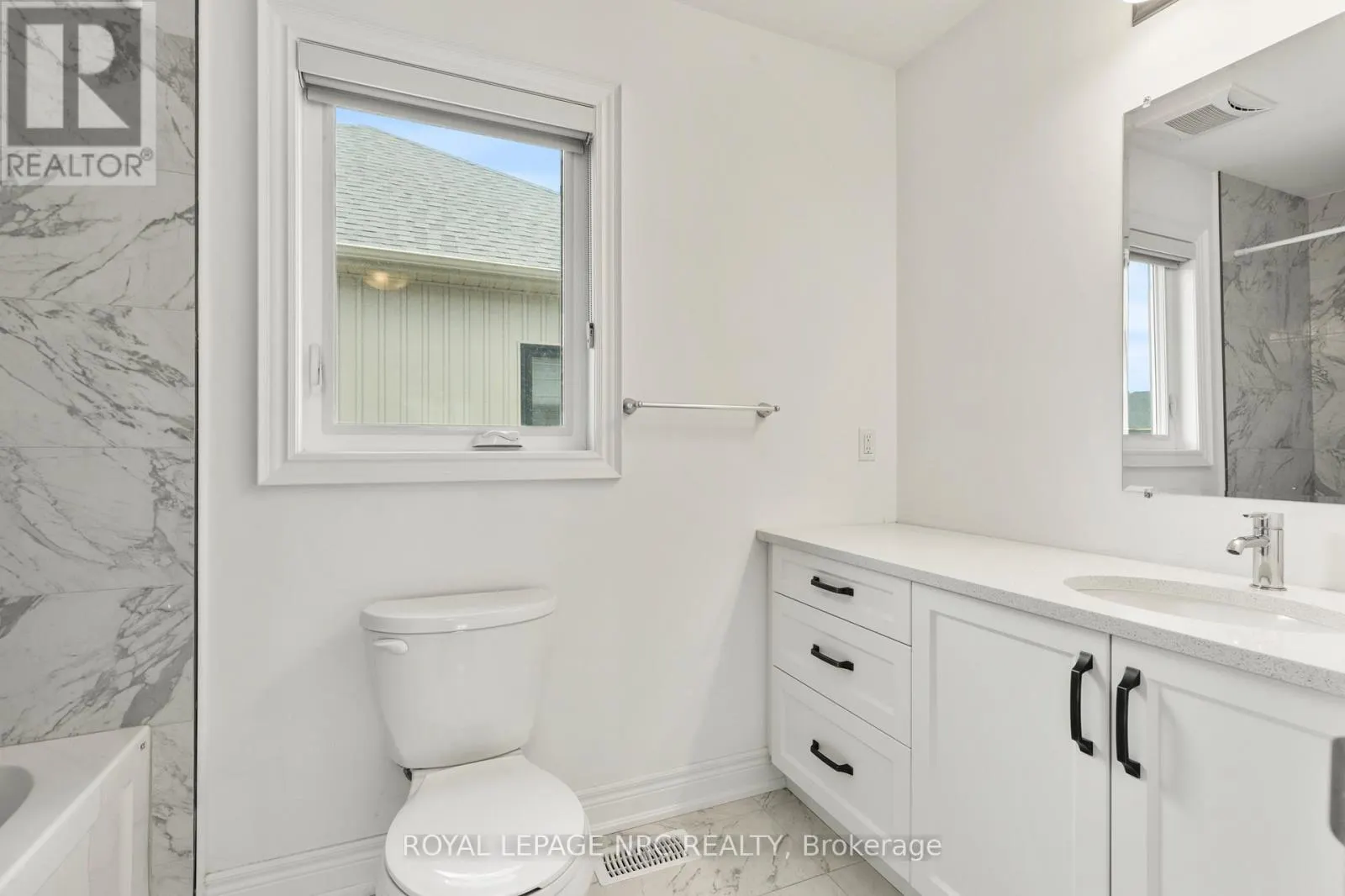 UPPER LEVEL - 25 AUTUMN AVENUE