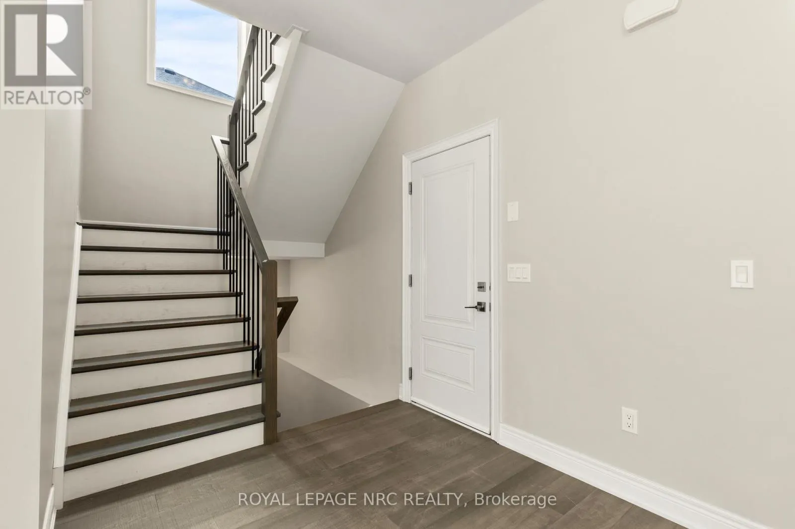 UPPER LEVEL - 25 AUTUMN AVENUE