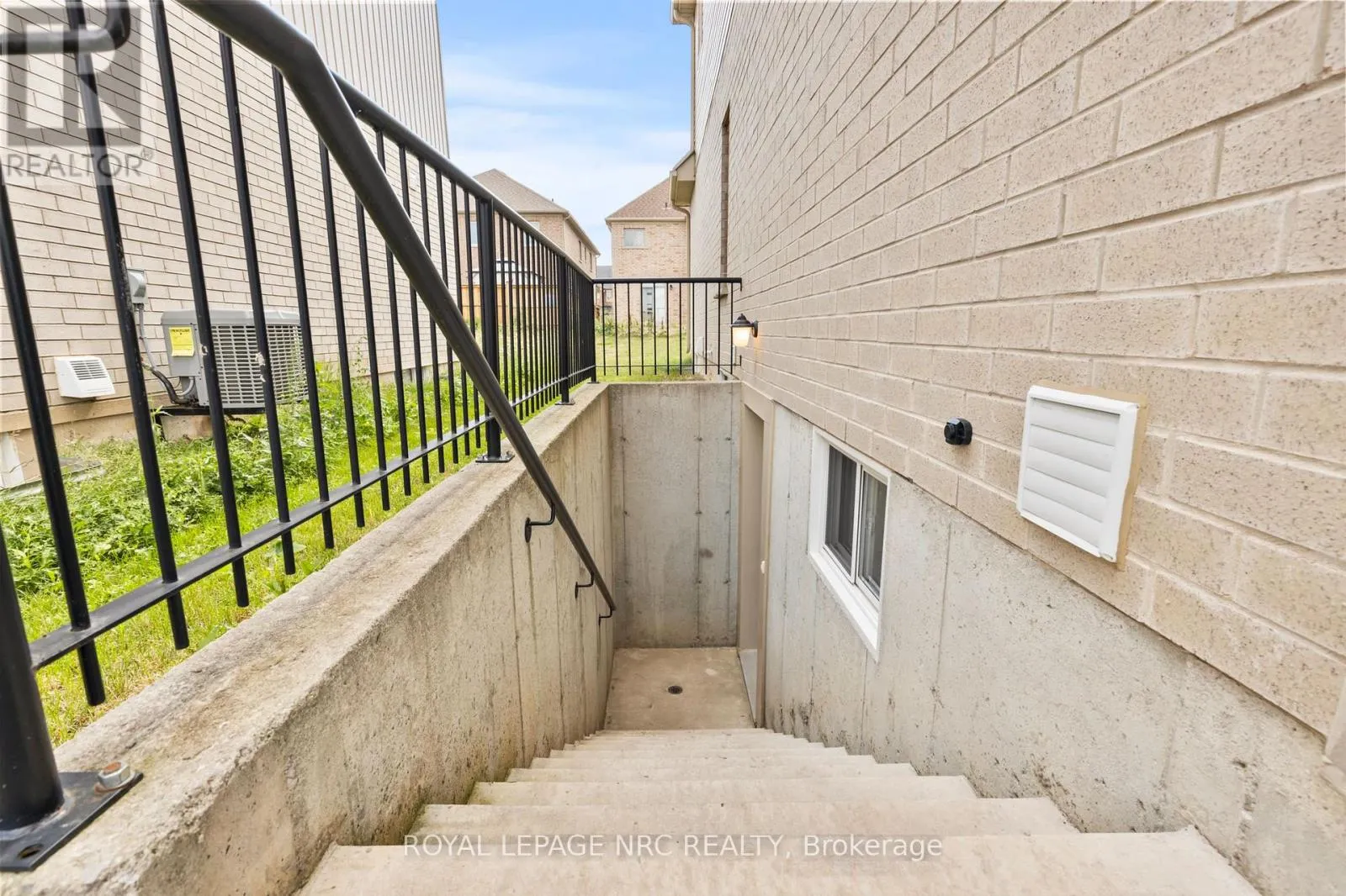25 AUTUMN AVENUE S