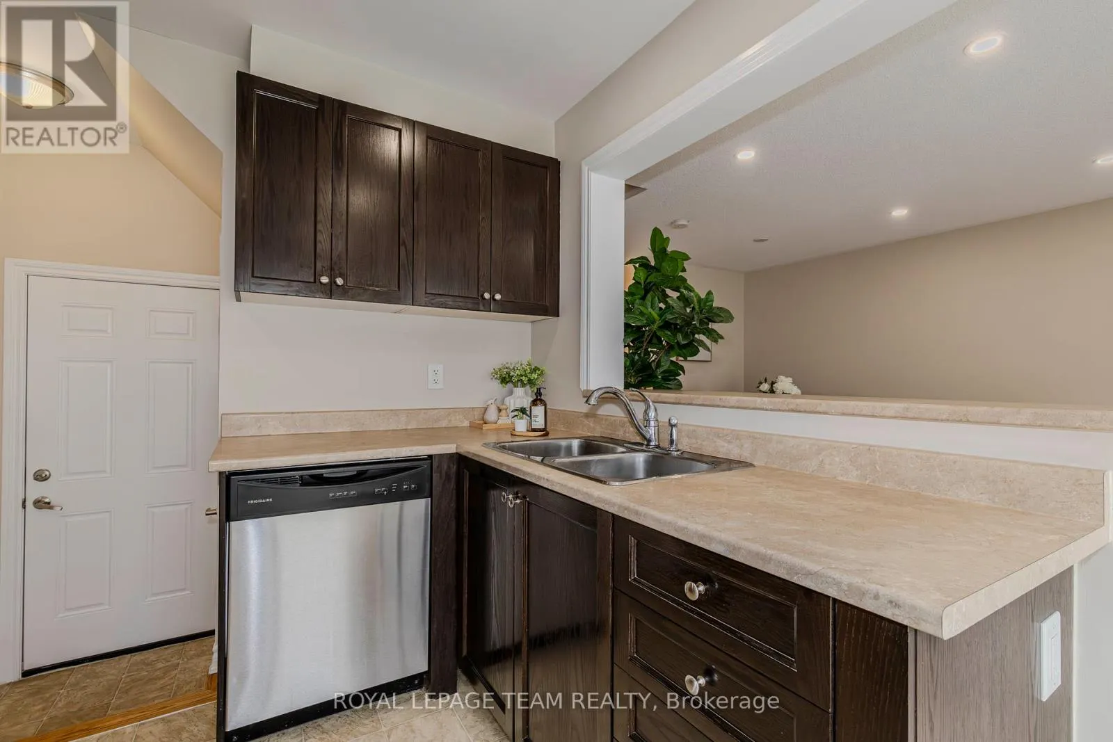 466 MEADOWHAWK CRESCENT