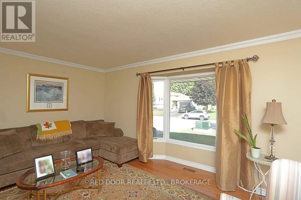 41 LUTON CRESCENT