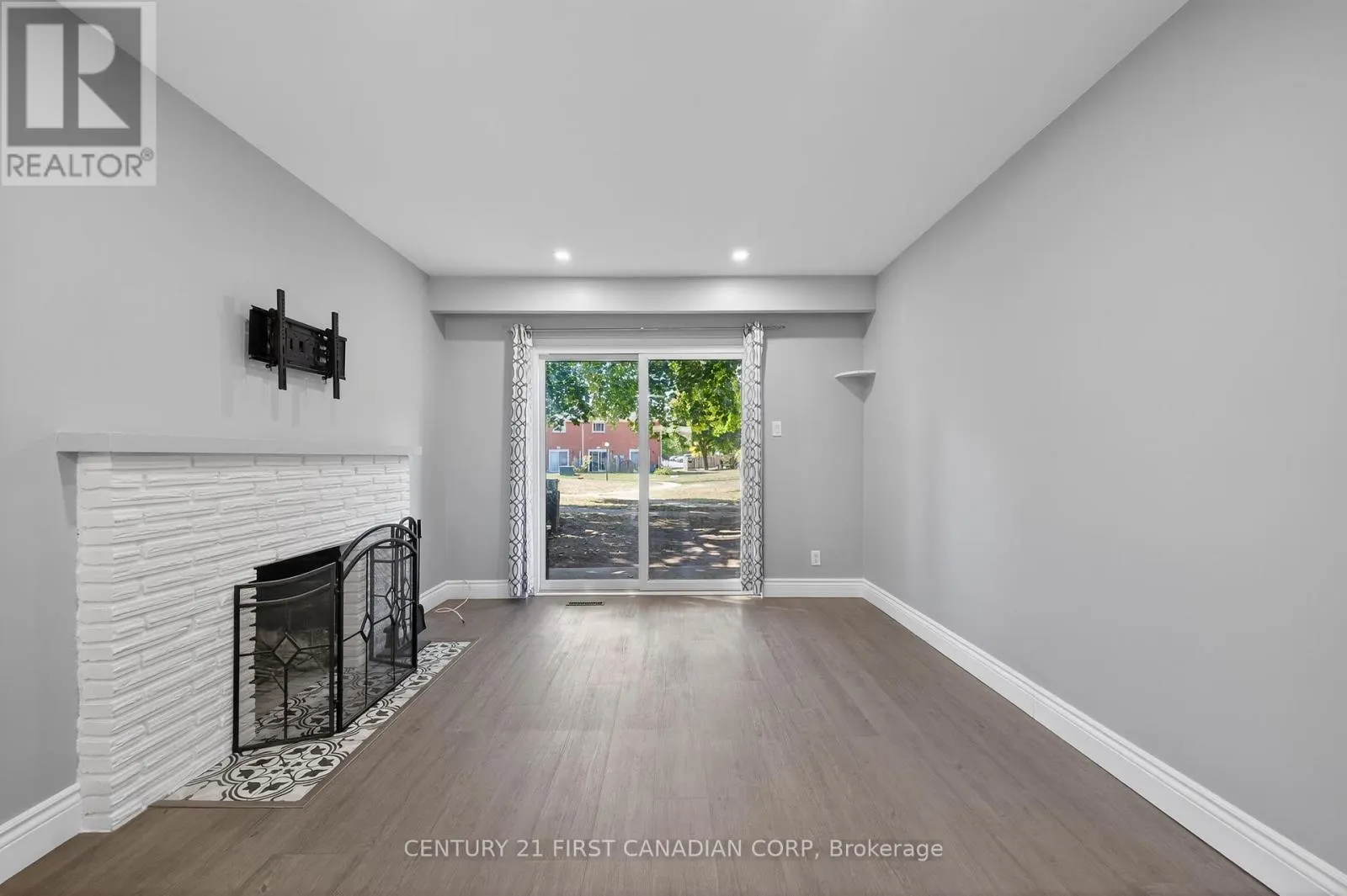 102 - 1090 KIPPS LANE, #102