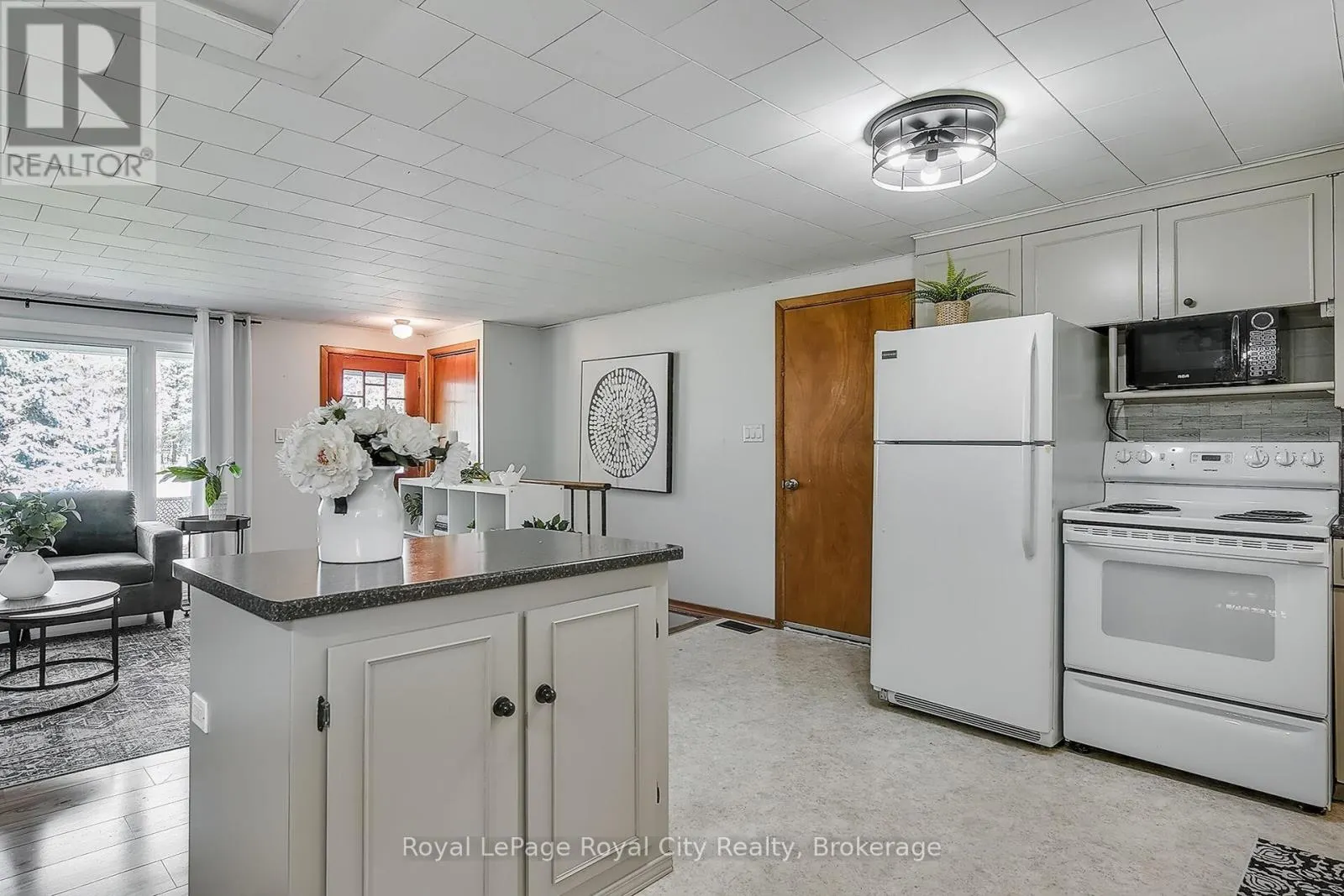 595 MAIN STREET E