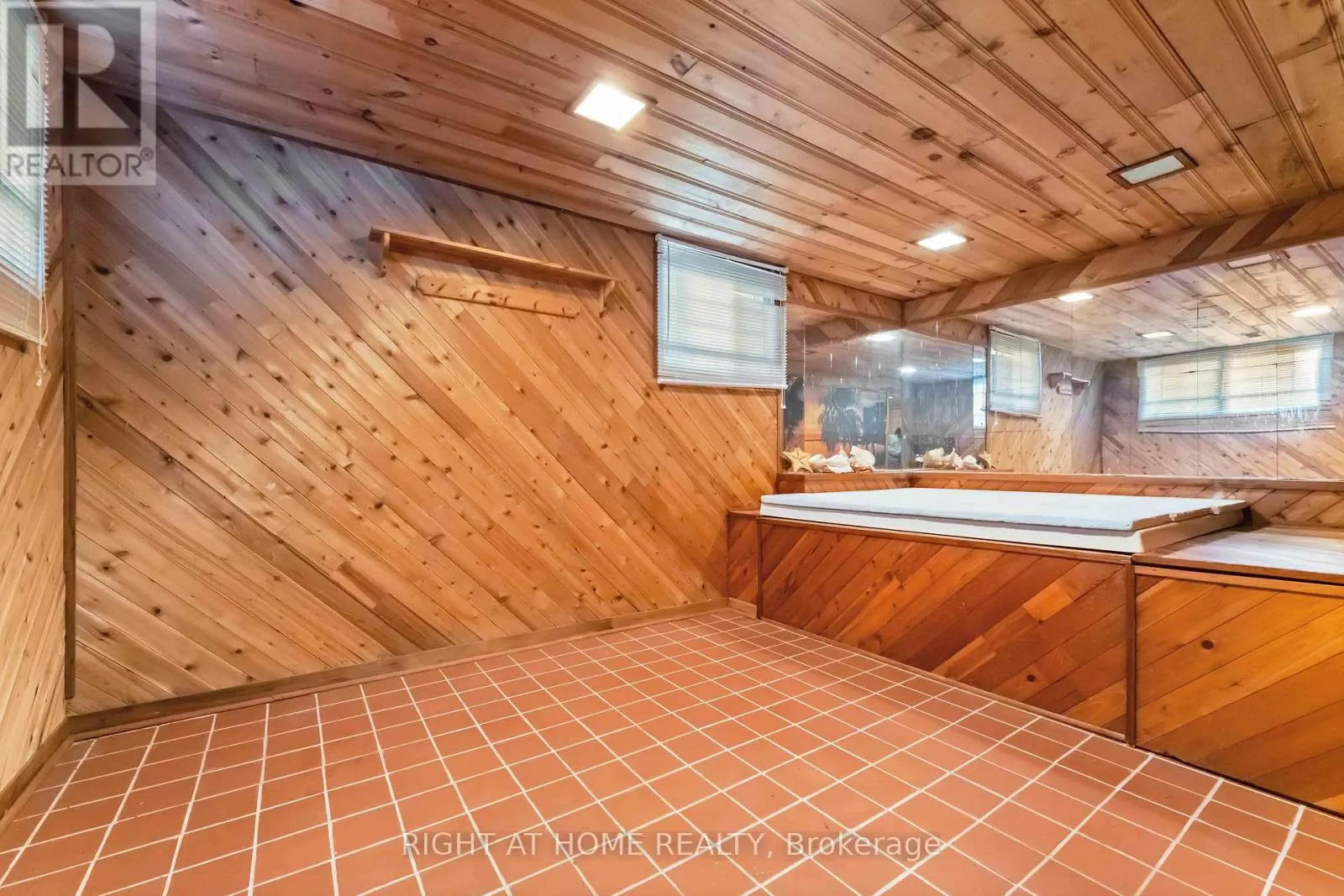 2221 CIRCLE PLACE