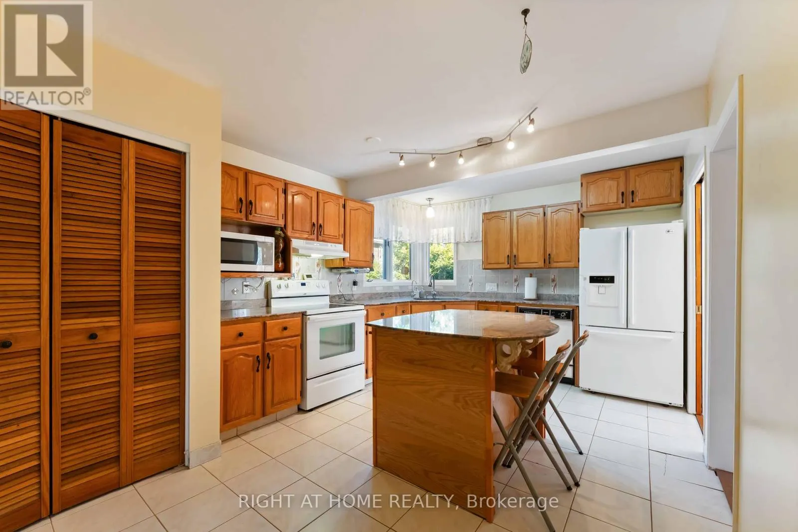 2221 CIRCLE PLACE