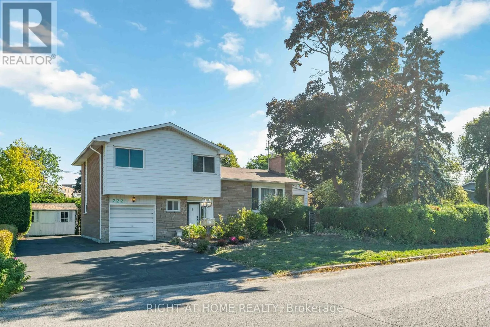 2221 CIRCLE PLACE