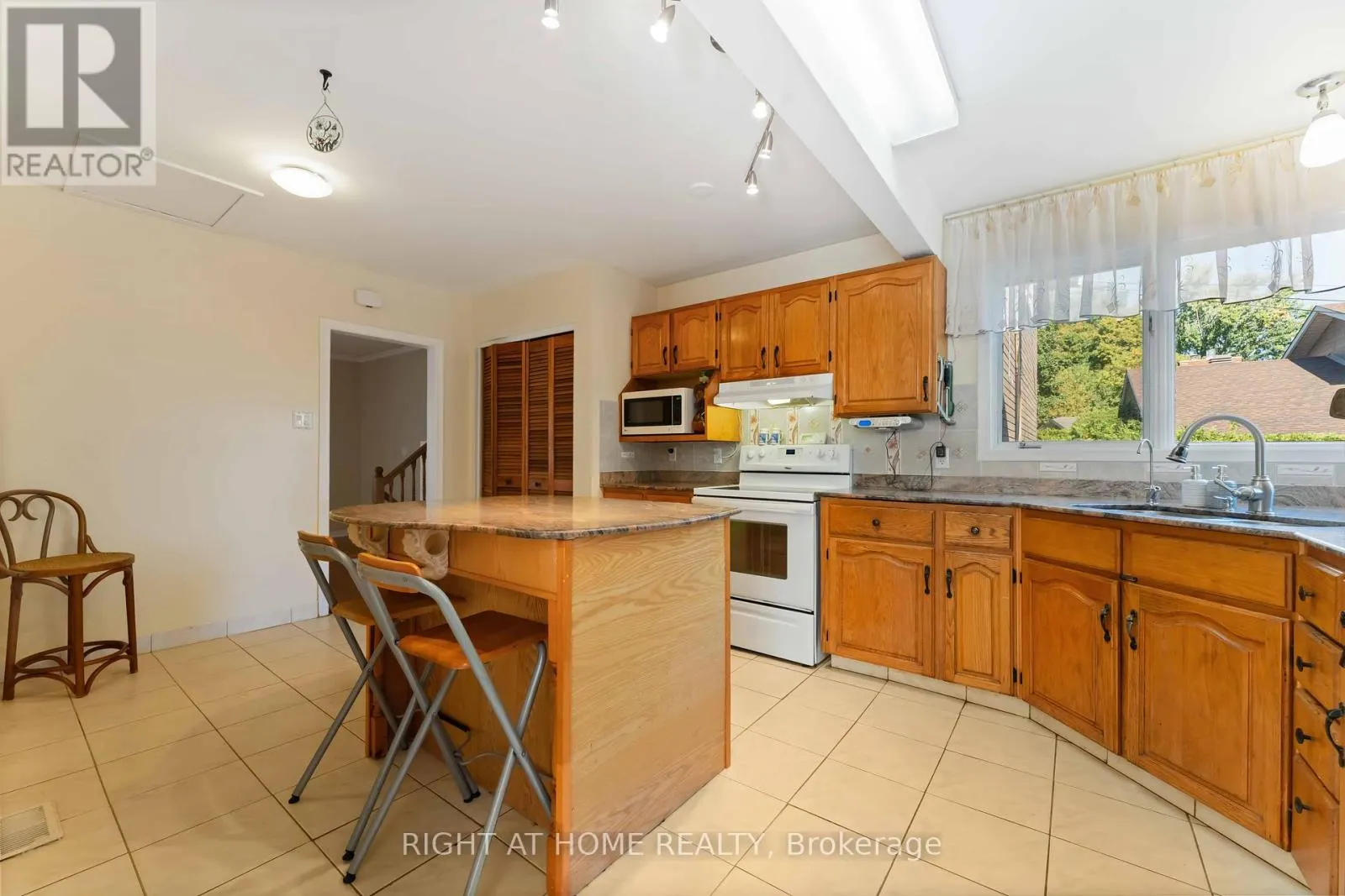 2221 CIRCLE PLACE
