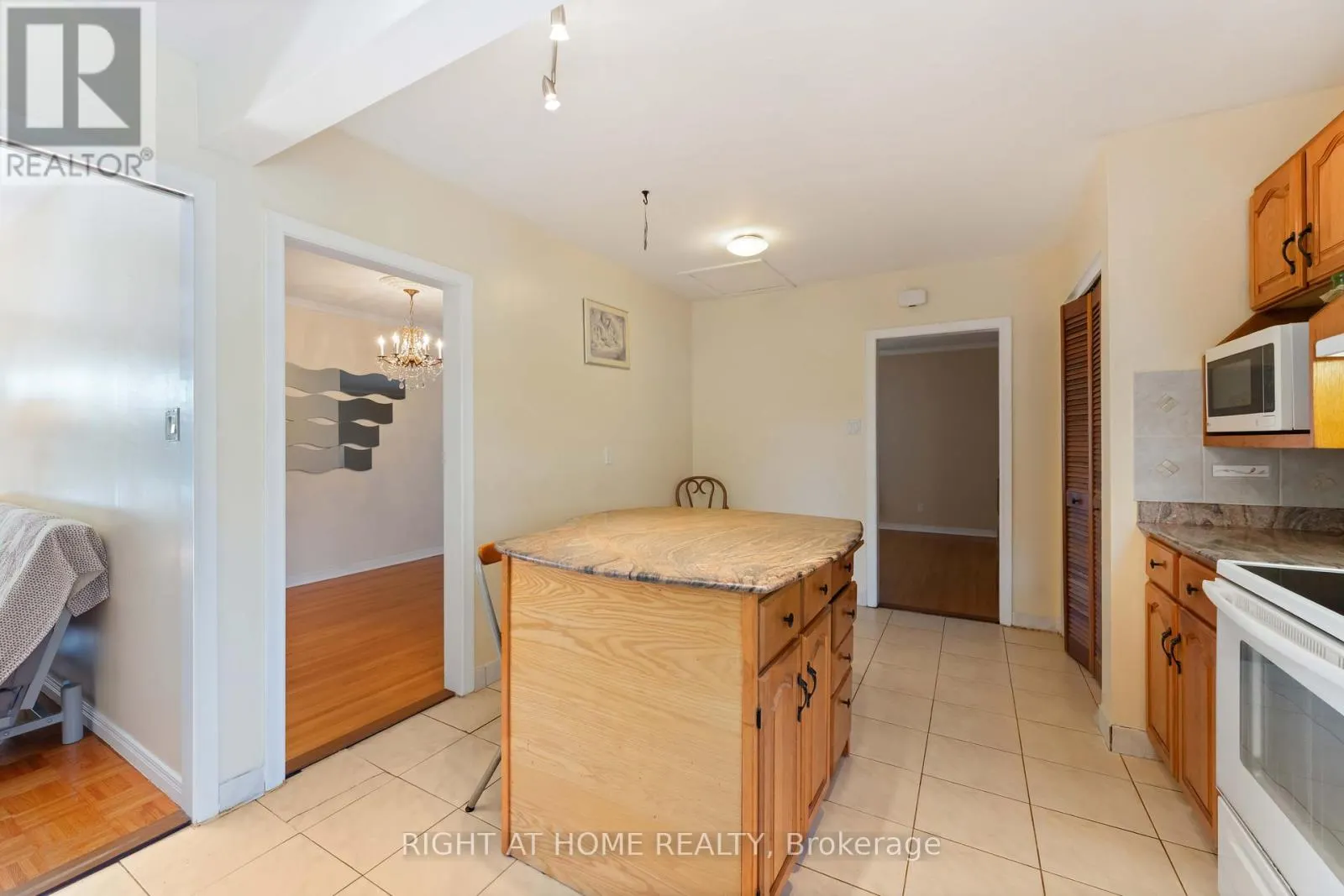 2221 CIRCLE PLACE