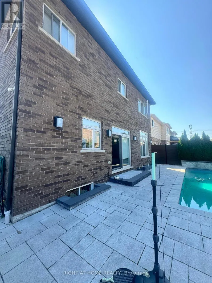 95 HIDDEN RIDGE CRESCENT