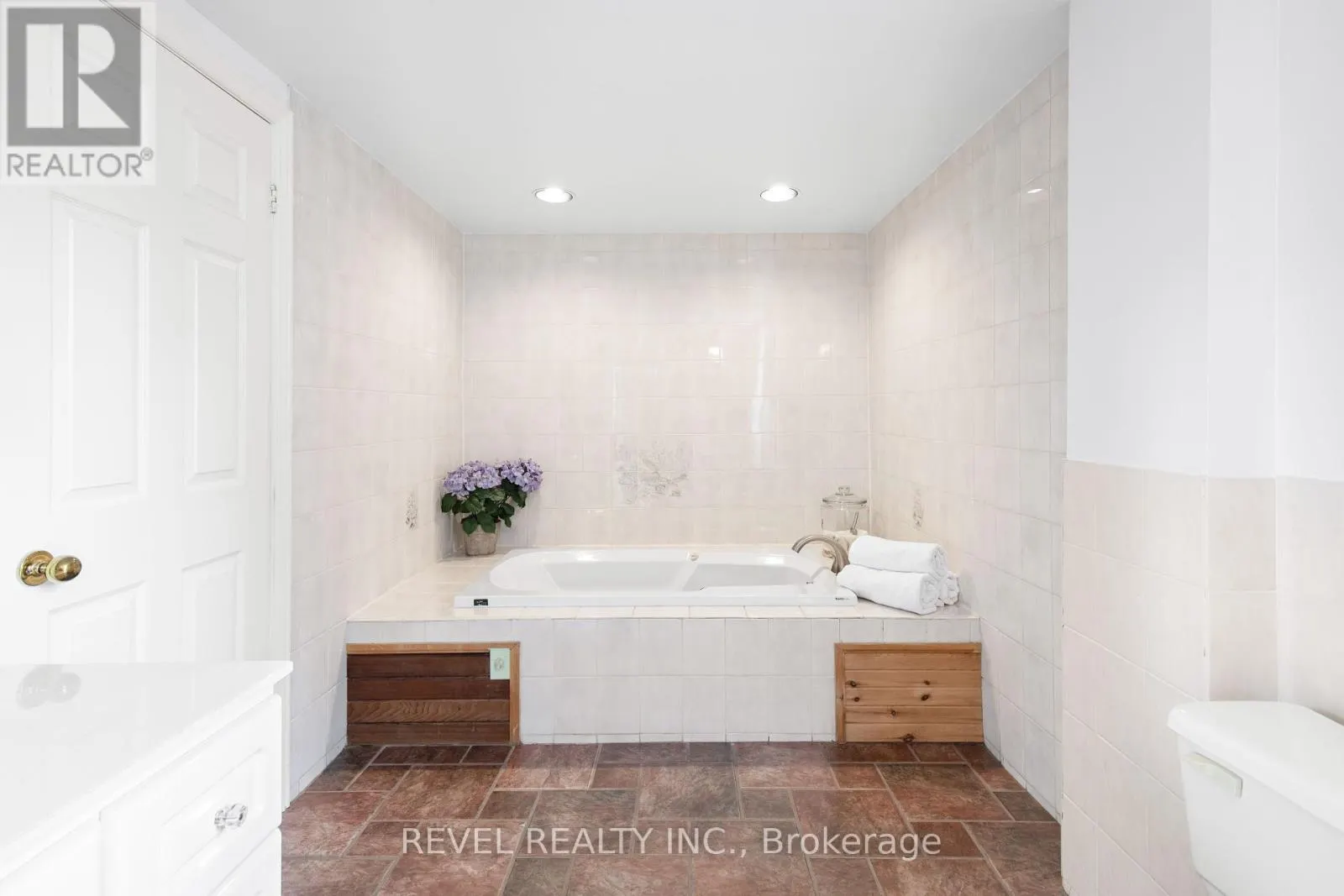 27 CEDAR CRESCENT