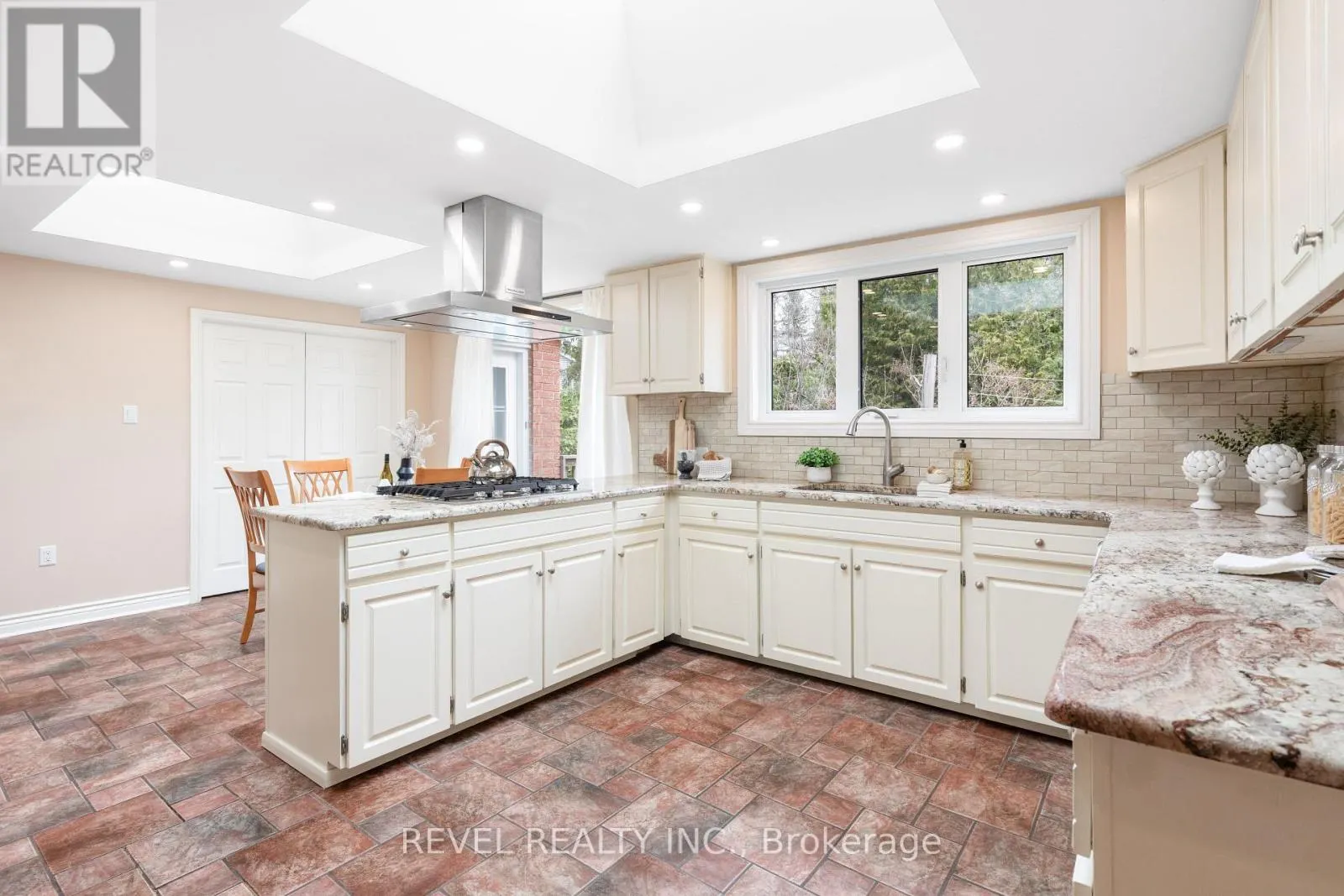 27 CEDAR CRESCENT