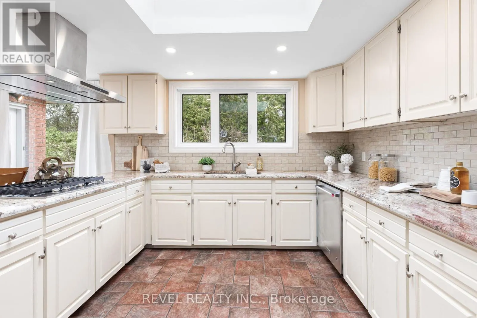 27 CEDAR CRESCENT