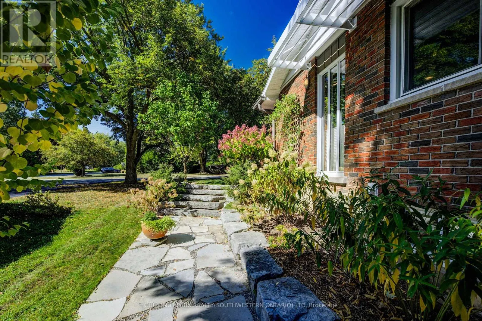 9 MONTICELLO CRESCENT