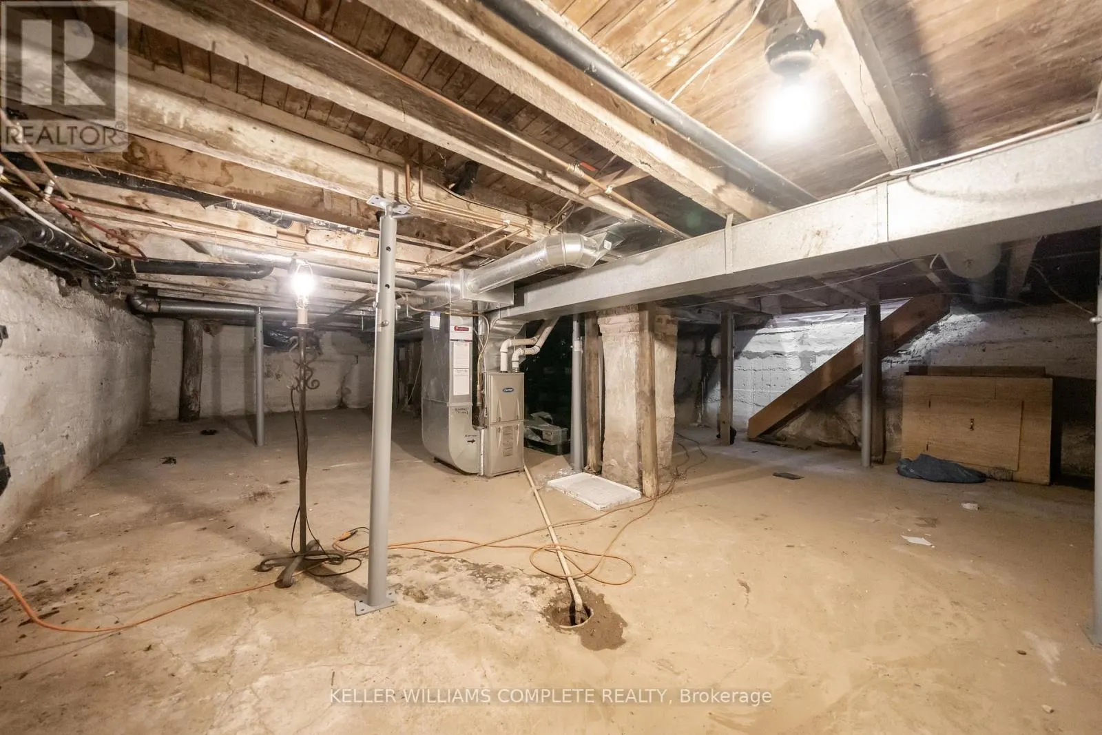 21 RENFREW STREET E