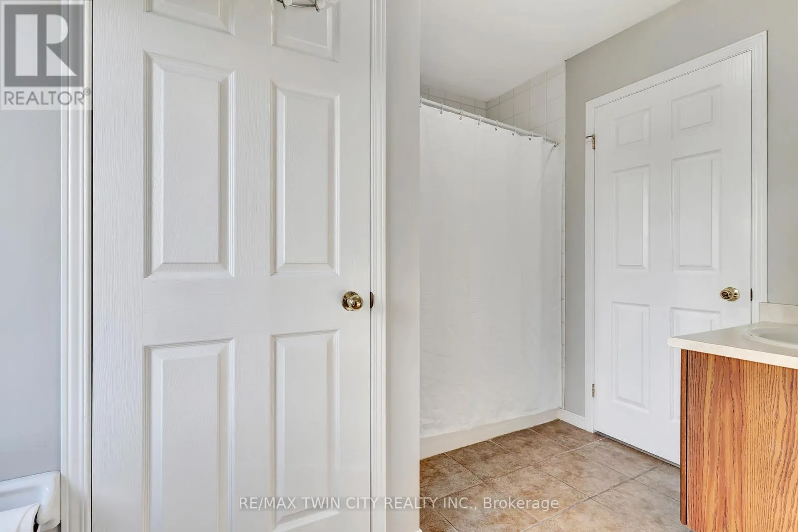 1D - 45 CEDARHILL CRESCENT