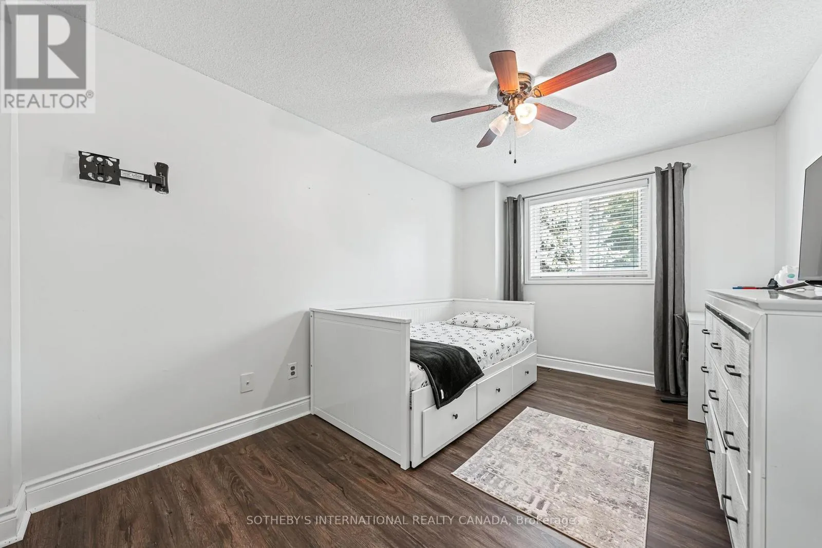 64 GLENBROOK CRESCENT