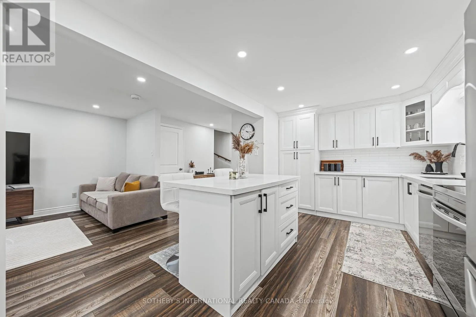 64 GLENBROOK CRESCENT