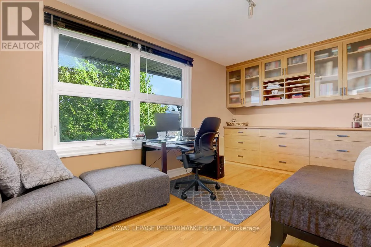 6 SELLERS WAY