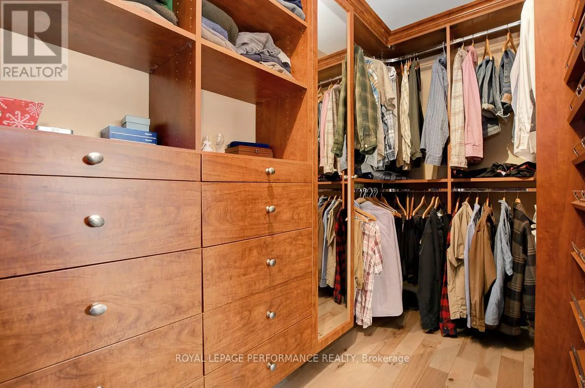 6 SELLERS WAY