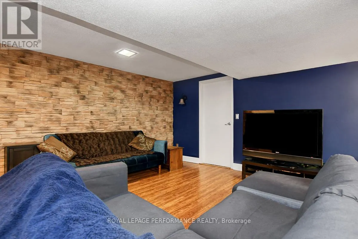 6 SELLERS WAY