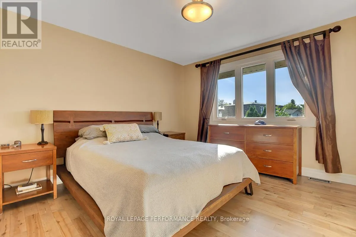 6 SELLERS WAY
