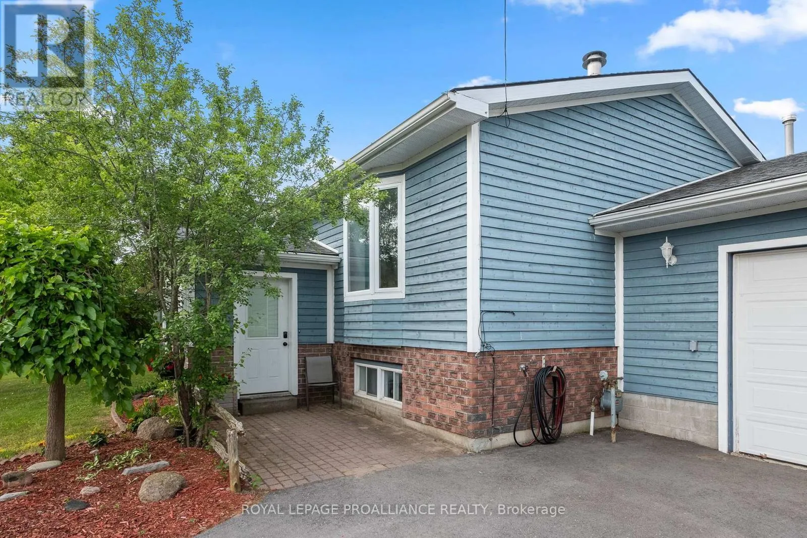 8 ORIOLE CRESCENT