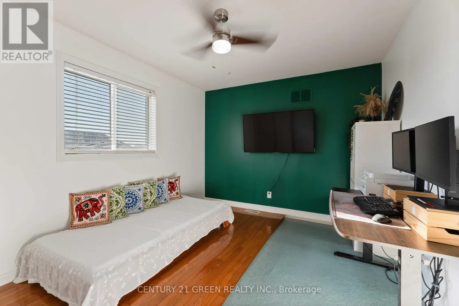 39 HONEY LOCUST CIRCLE