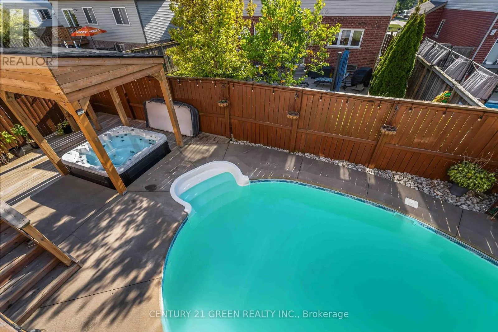 39 HONEY LOCUST CIRCLE