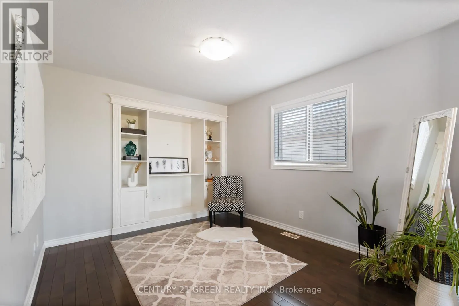 39 HONEY LOCUST CIRCLE