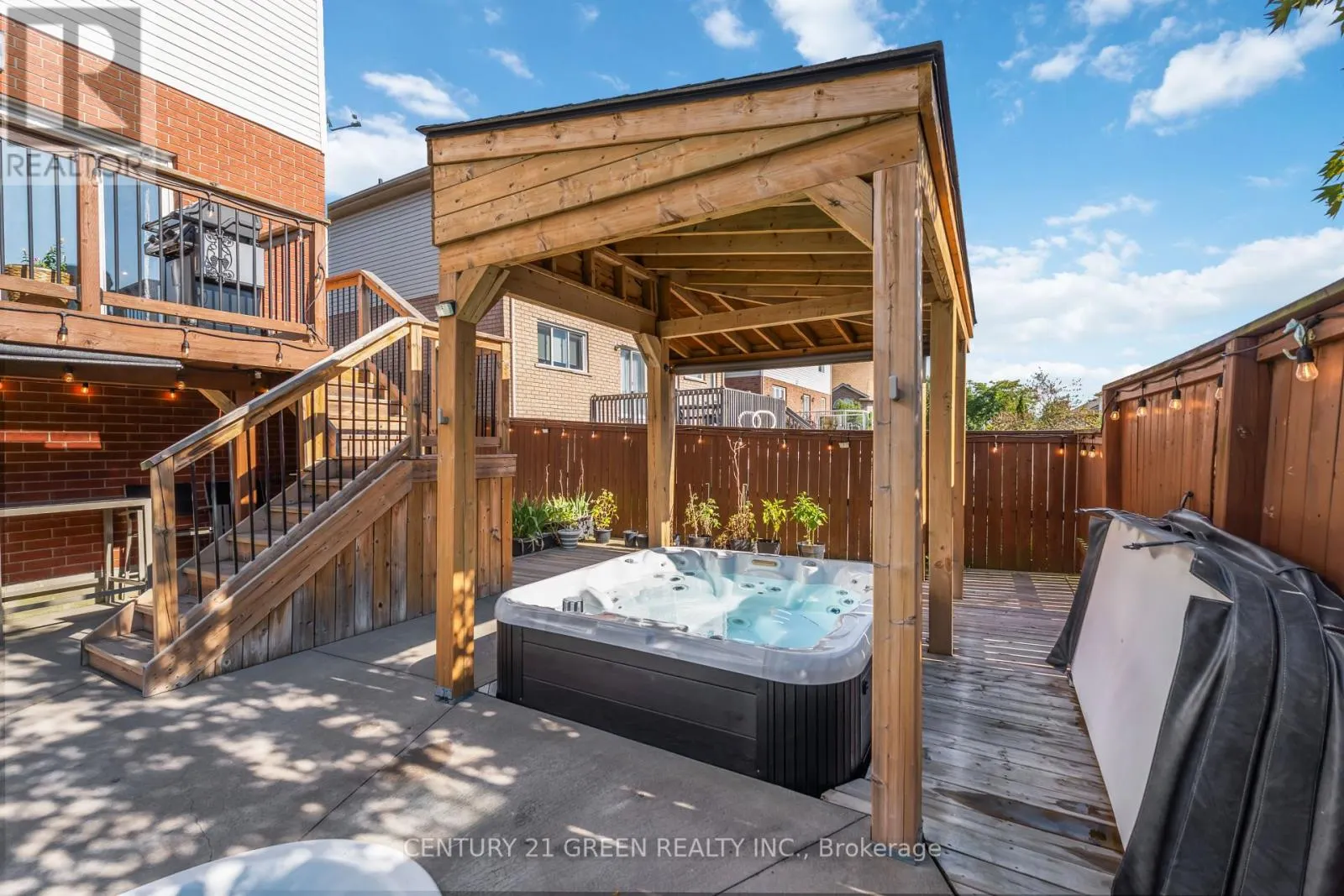 39 HONEY LOCUST CIRCLE