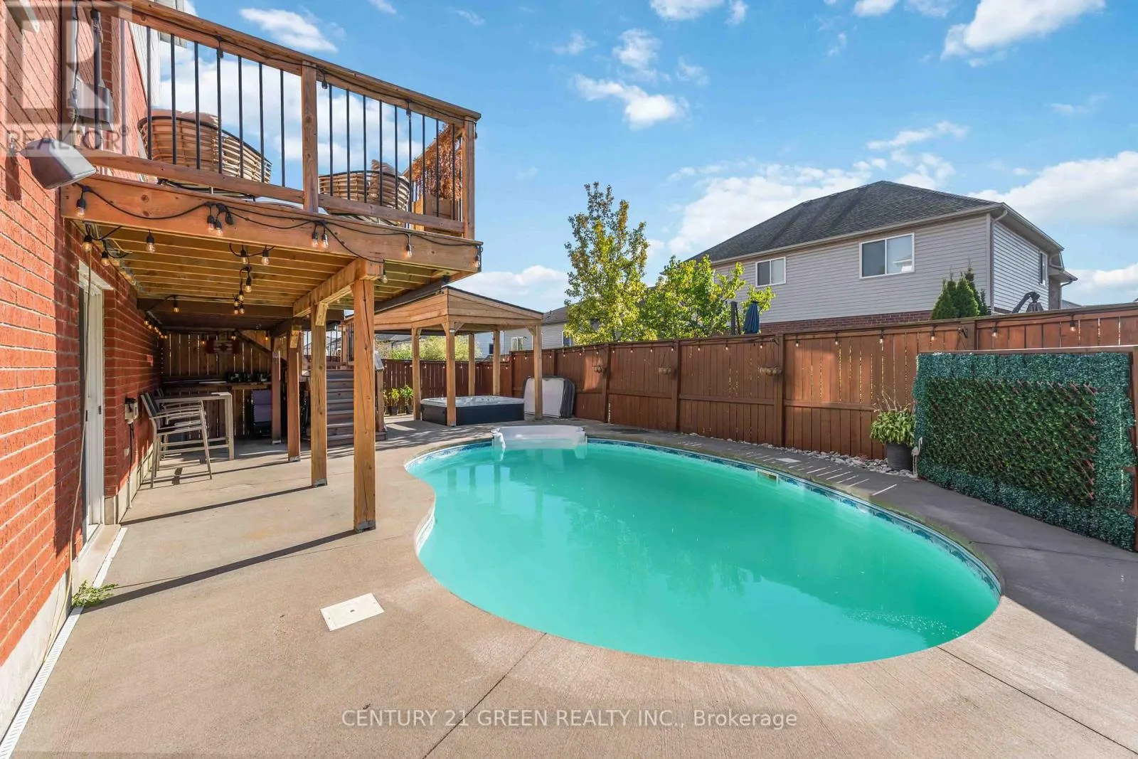 39 HONEY LOCUST CIRCLE