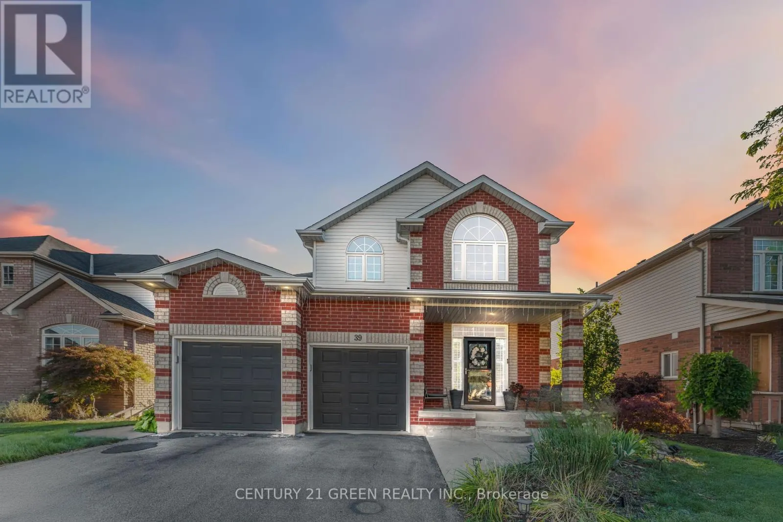 39 HONEY LOCUST CIRCLE