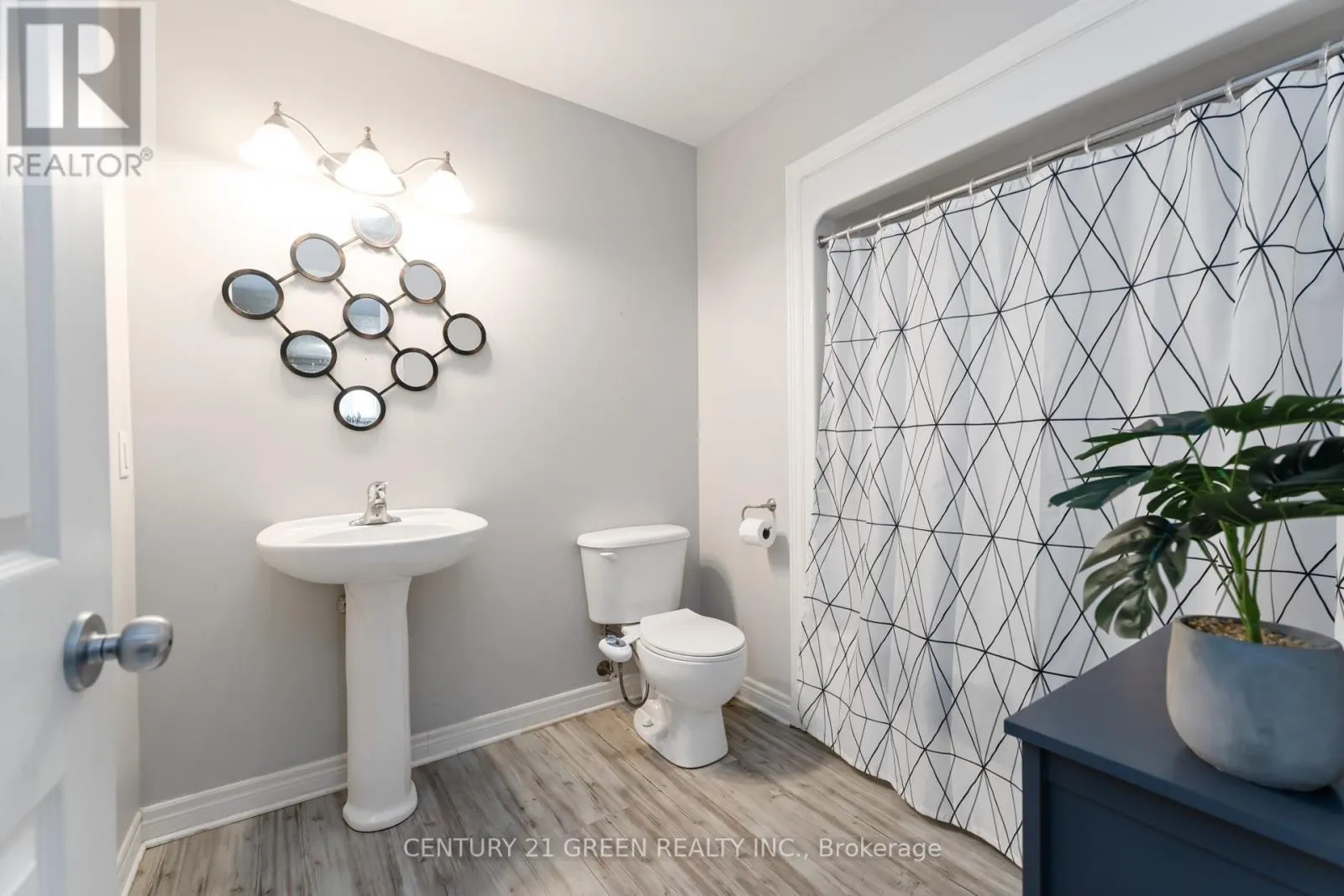 39 HONEY LOCUST CIRCLE