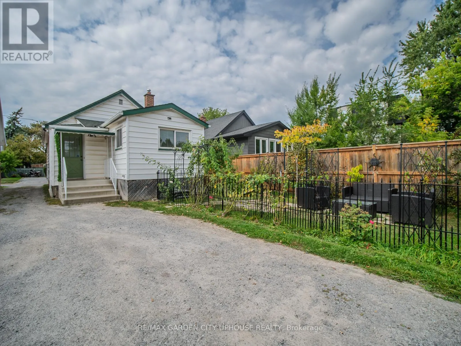42 GRANTHAM AVENUE S