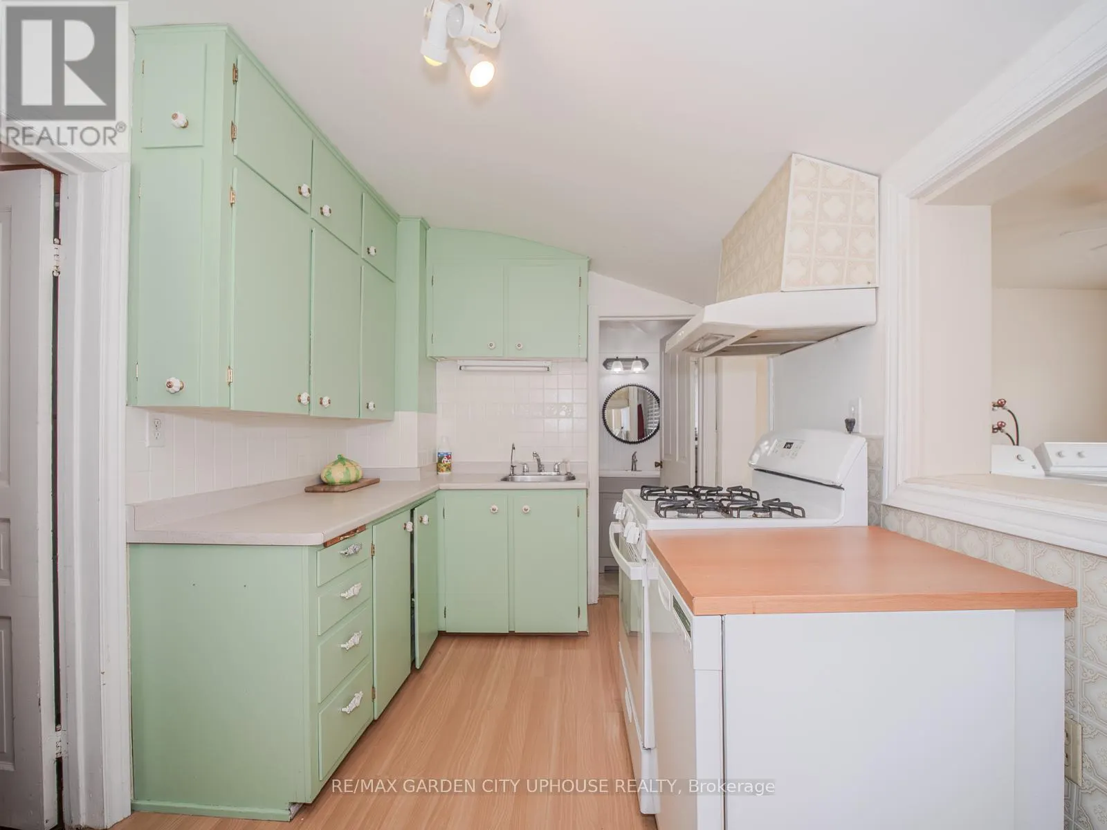42 GRANTHAM AVENUE S