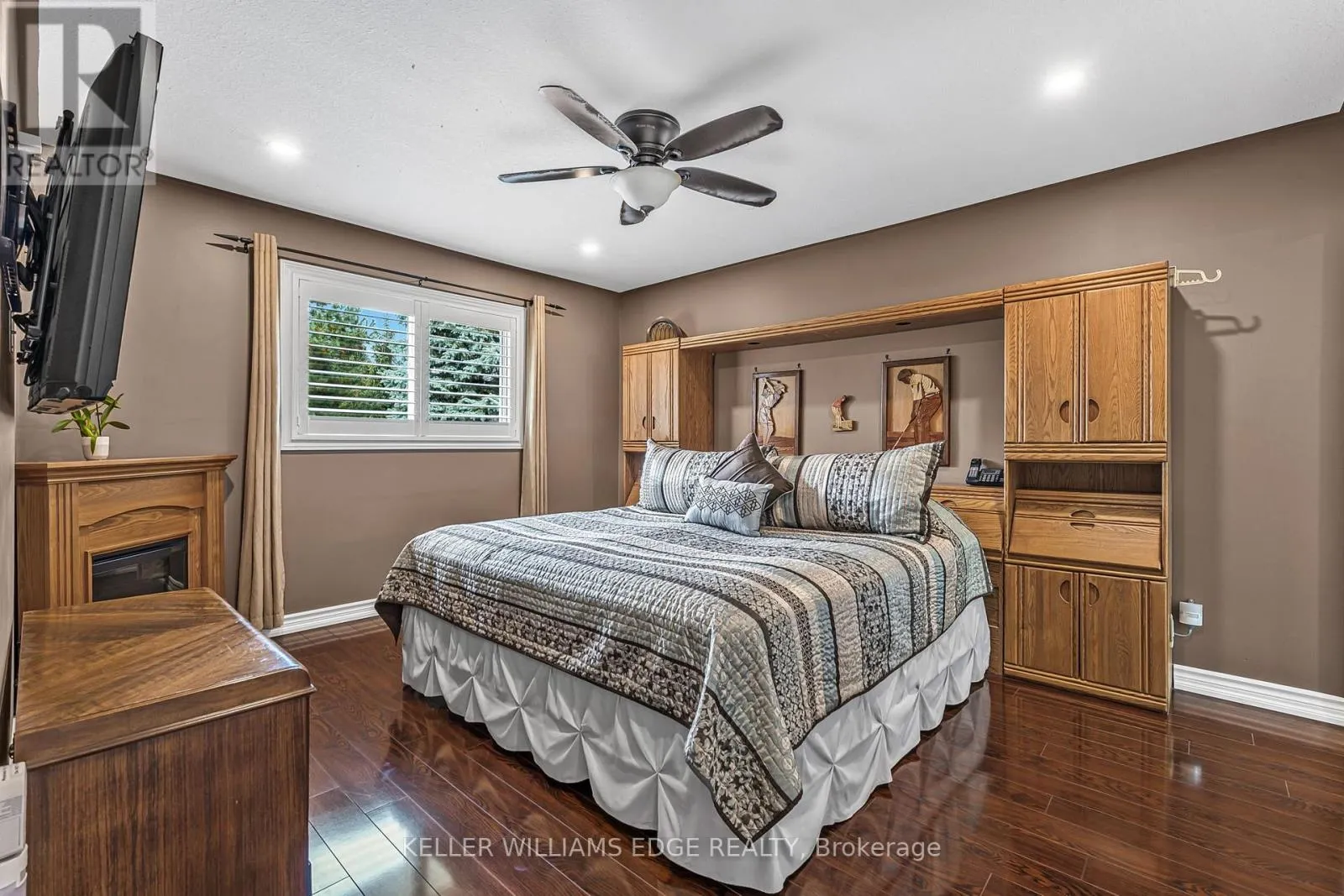 8 OAKRIDGE BOULEVARD
