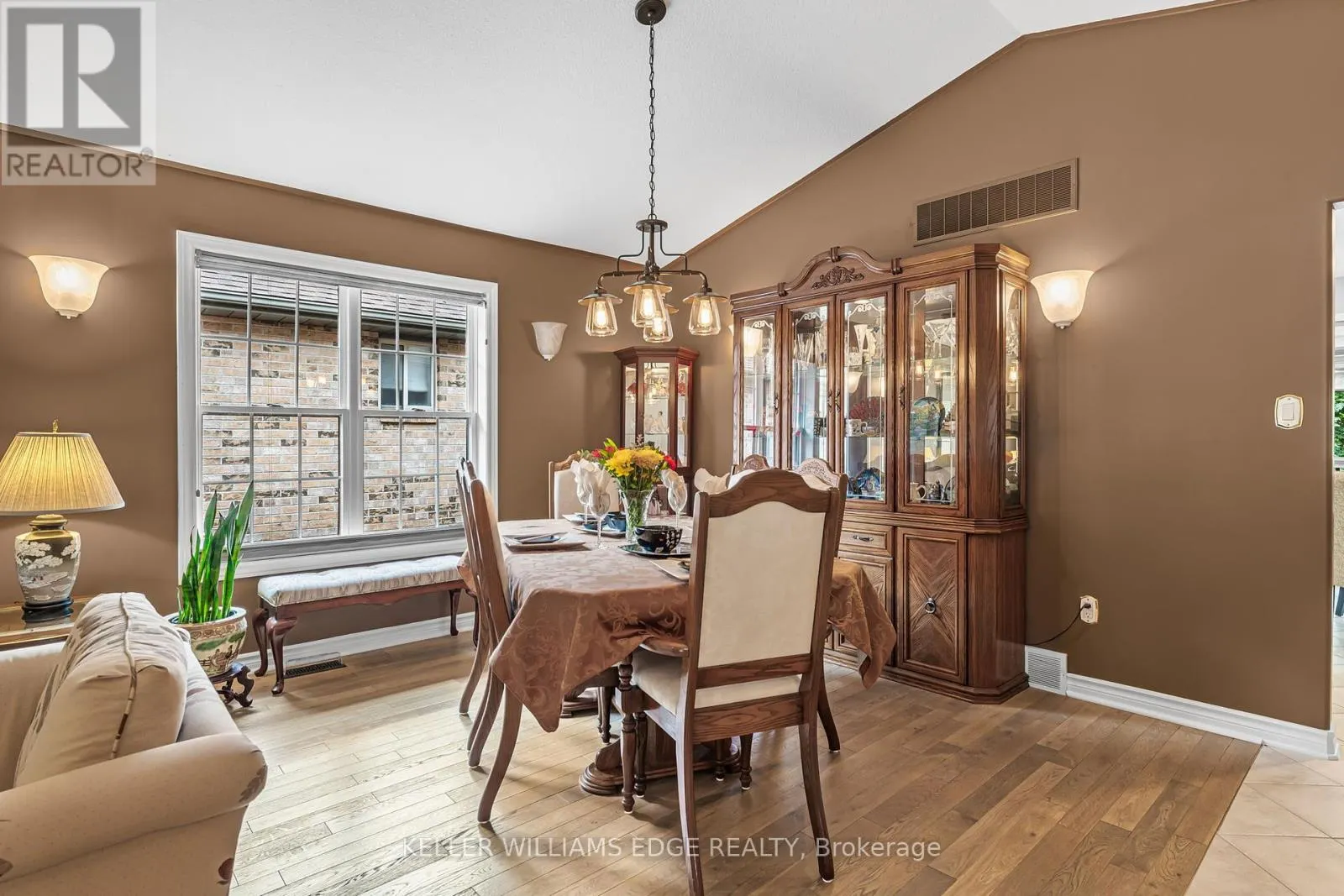8 OAKRIDGE BOULEVARD
