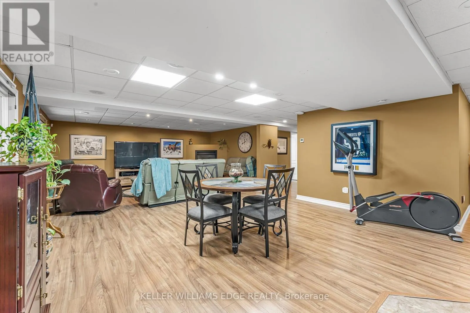 8 OAKRIDGE BOULEVARD