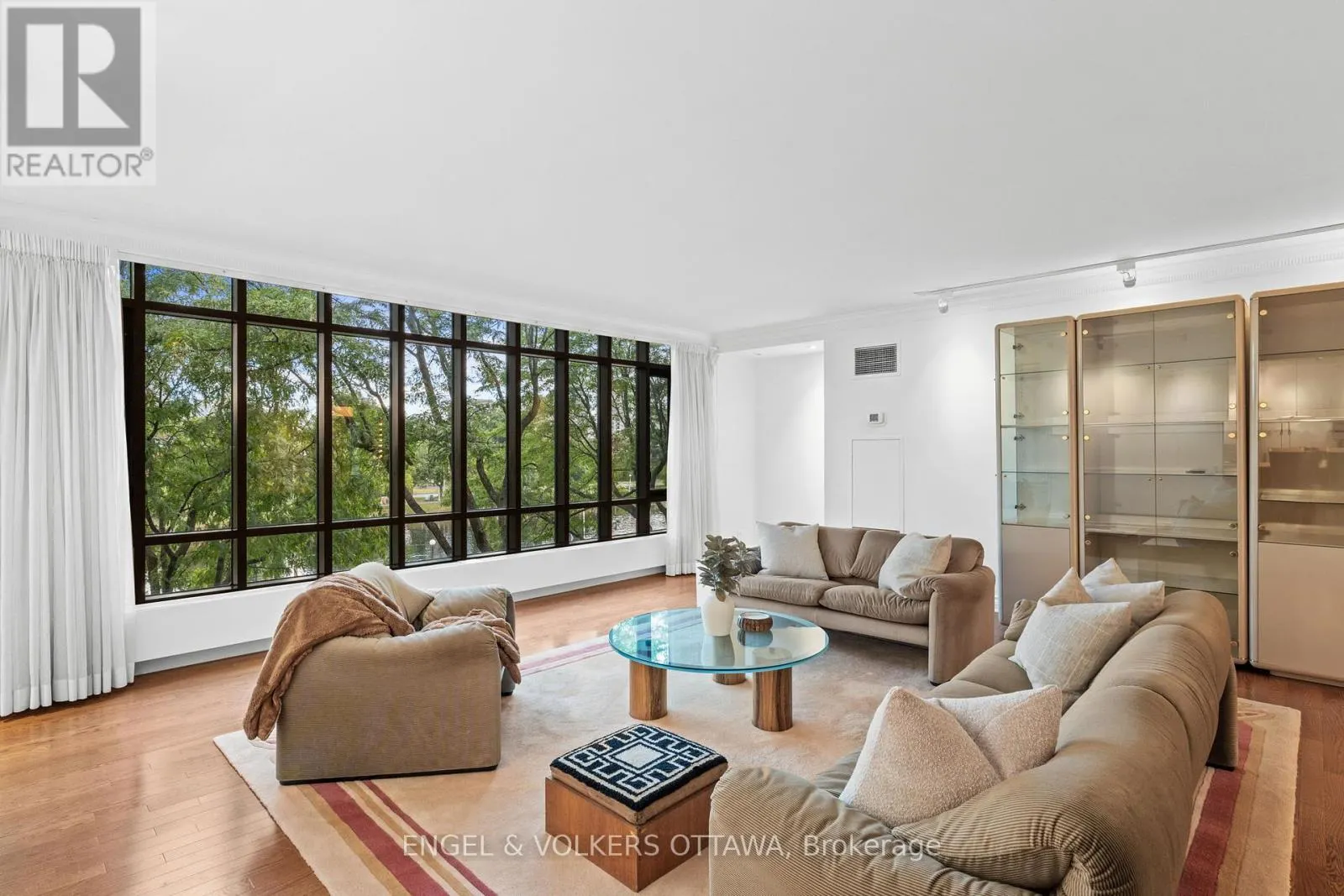 406 - 111 ECHO DRIVE