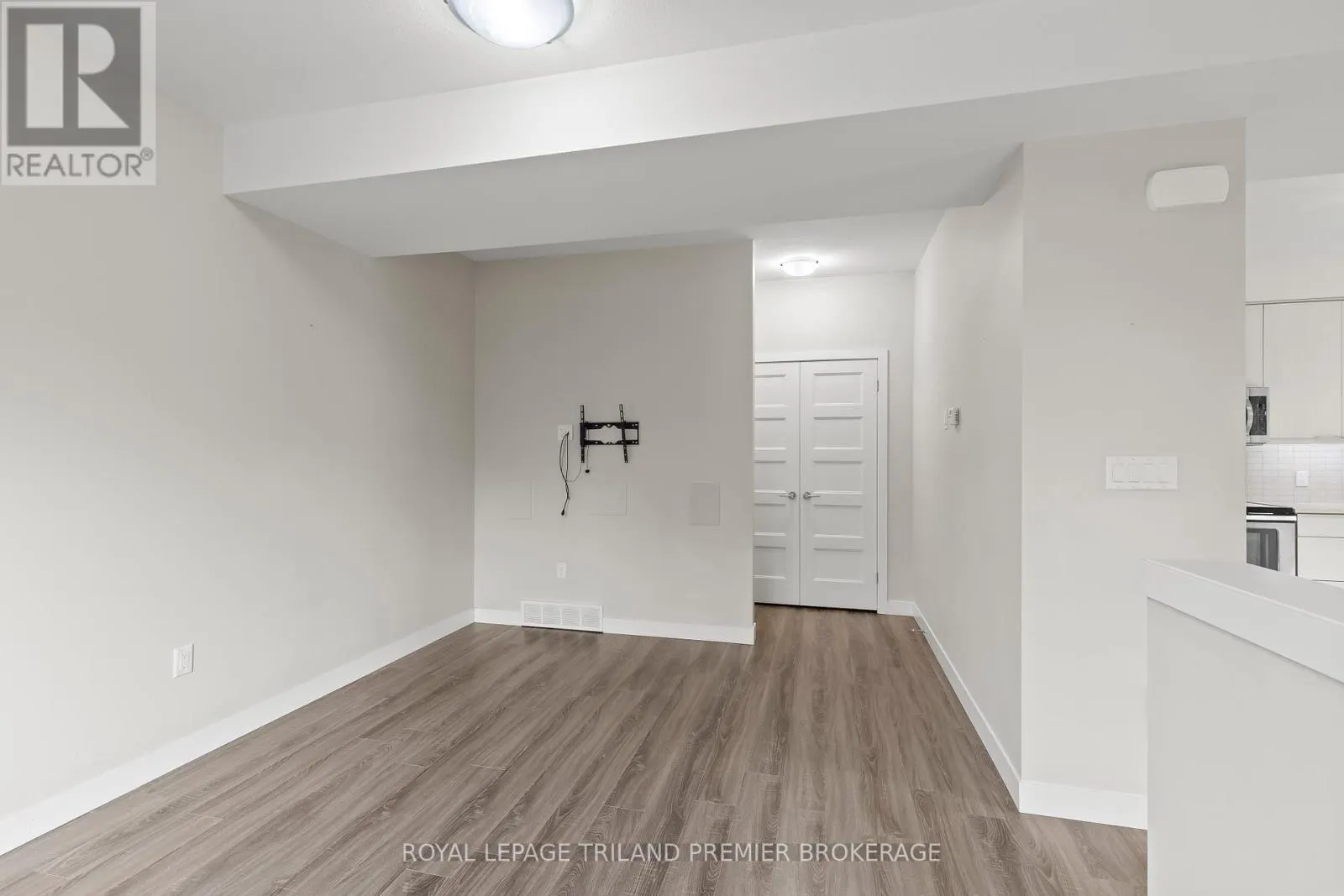 996 WEST VILLAGE SQUARE