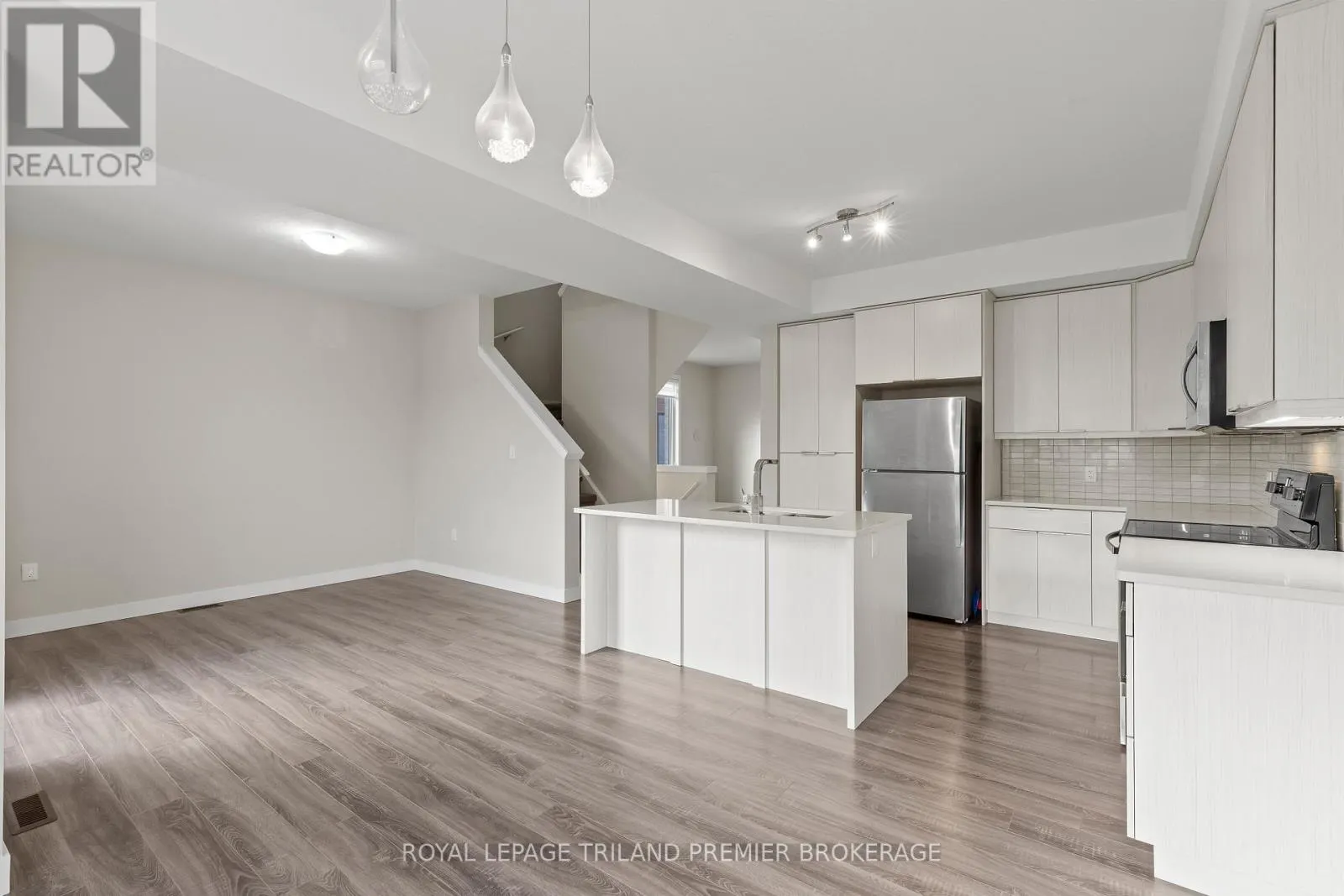 996 WEST VILLAGE SQUARE