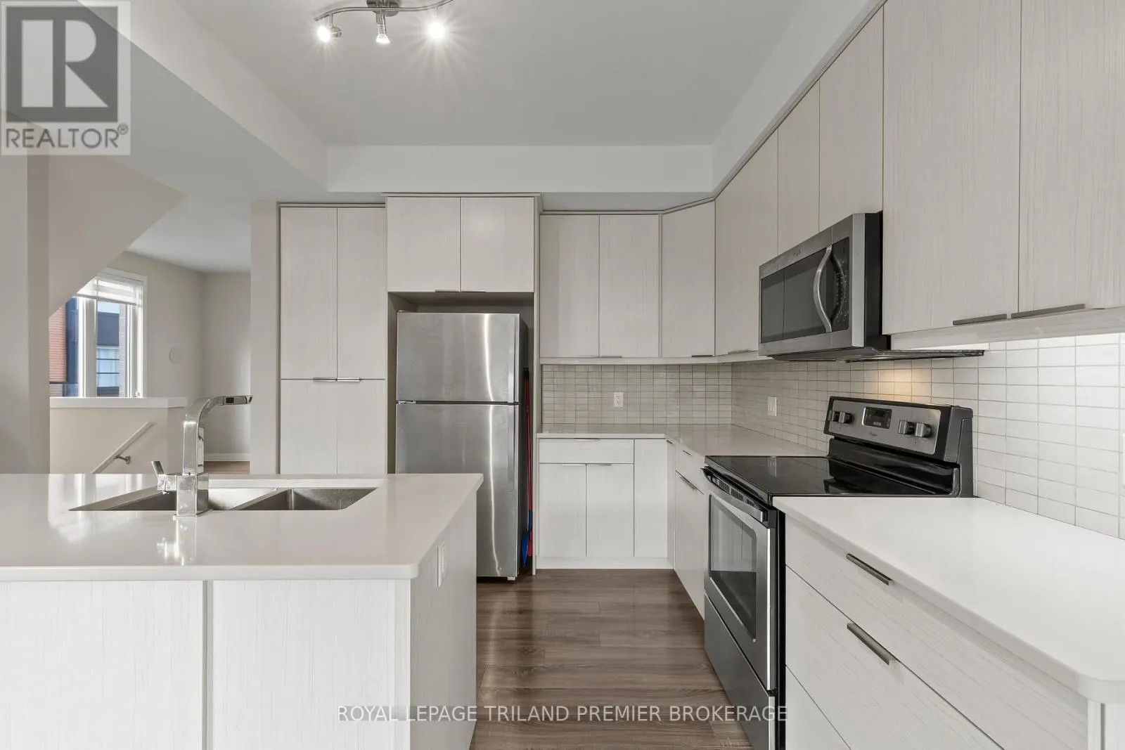 996 WEST VILLAGE SQUARE