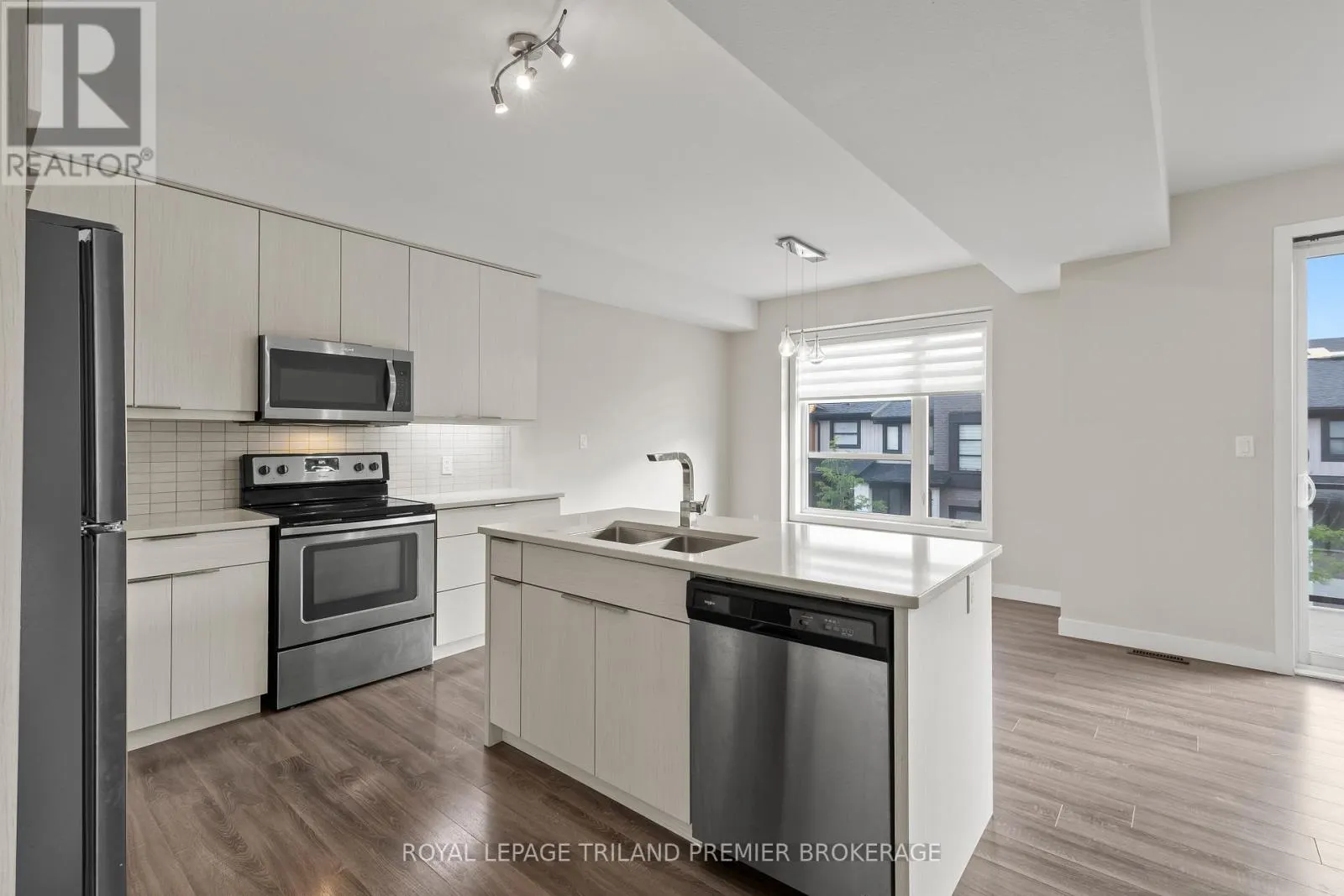 996 WEST VILLAGE SQUARE
