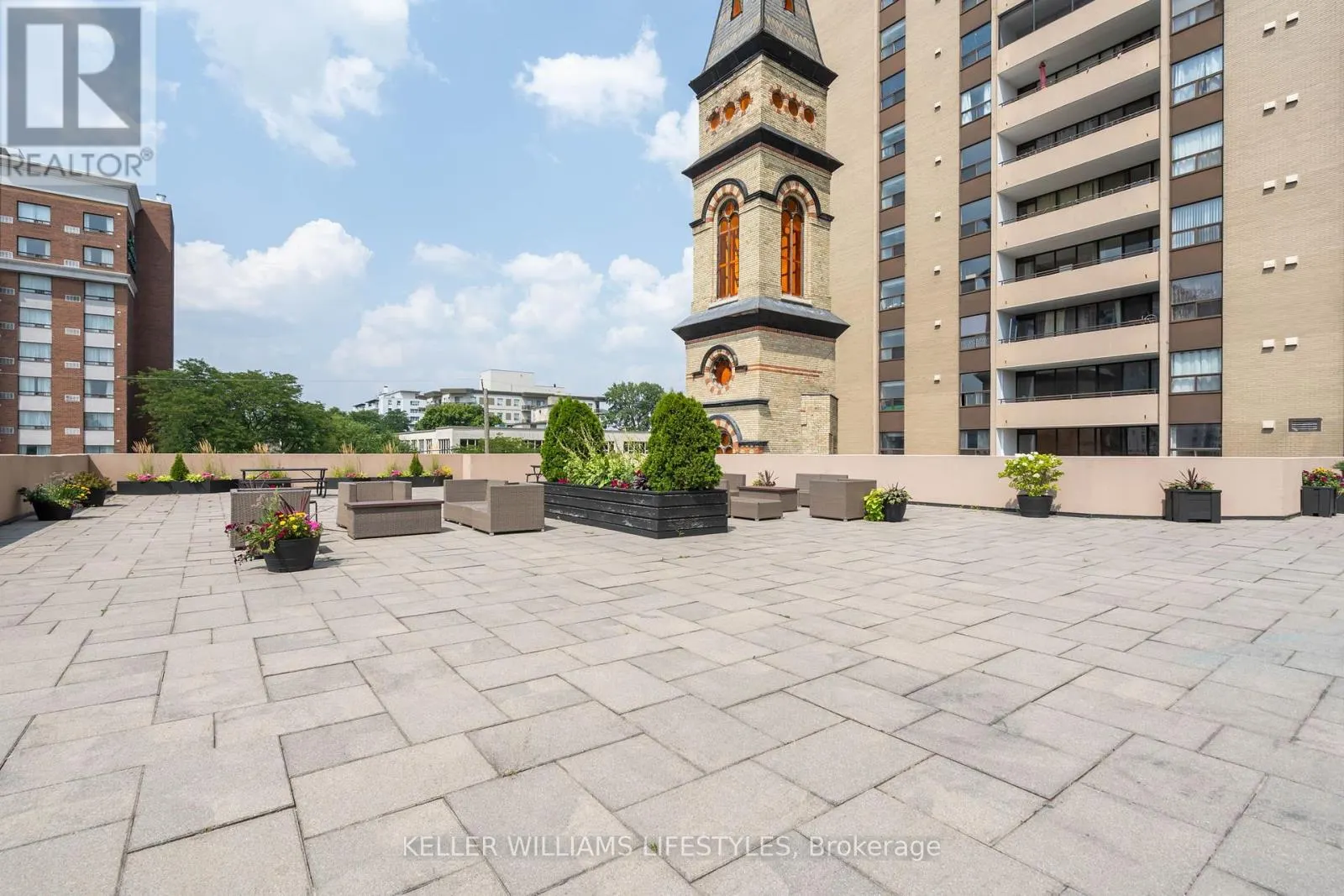 605 - 380 KING STREET, #605