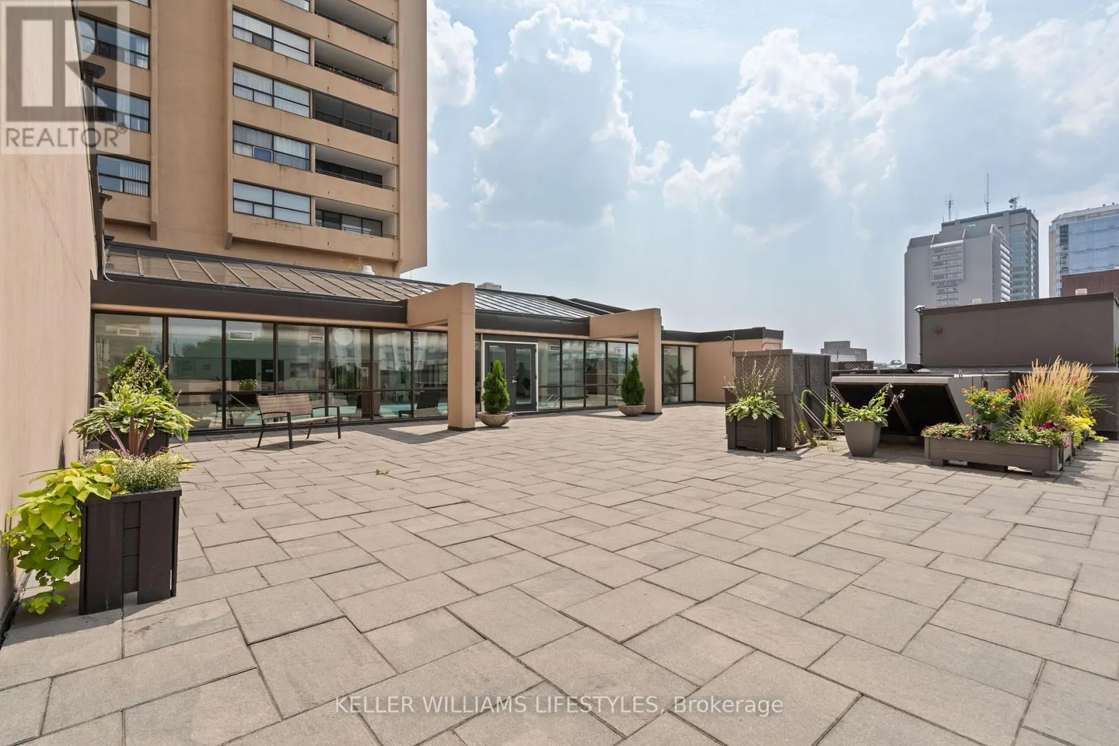 605 - 380 KING STREET, #605